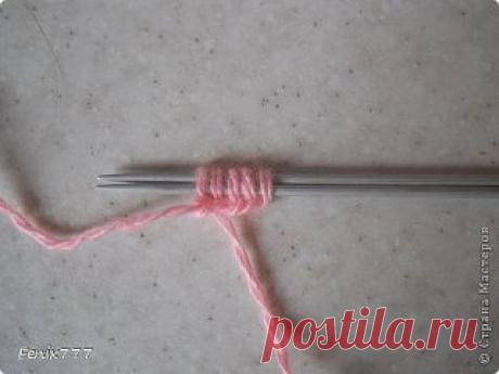 ТАПОЧКИ СПИЦАМИ.
Набираем на спицы 5 петель.
1р.(лицевая сторона): кромочная, лиц. накид, лиц. накид. лиц. кромочная 
изнаночной петлей.
2р.(изнаночная сторона): все петли изнаночными, петля между двумя 
накидами не провязывается, ее просто снимаем на правую спицу(нить перед 
работой).
3р.: кромочная, 2 лиц. накид, центральная лицевая, накид, 2 лиц, 
кромочная.
4 и все четные ряды изнаночными, це