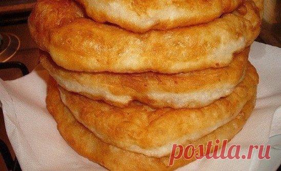 Лепешки на кефире с начинкой 
ИНГРЕДИЕНТЫ ДЛЯ ТЕСТА: 
500 мл кефира любой жирности 
1 ч. л. соды 
1 яйцо 
2 ст. л. растительного масла 
500–550 г муки 
50 г сливочного масла 
соль по вкусу 
ИНГРЕДИЕНТЫ ДЛЯ НАЧИНКИ (НА ВЫБОР): сосиски или ветчина с сыром 
тушеные грибы 
тушеная капуста 
картофельное пюре 
творог с зеленью 
ПРИГОТОВЛЕНИЕ: 
Кефир смешай с содой (можно не гасить). Добавь яйцо и растительное масло. 
Муку просей и добавь в жидкую массу. Вымеси мягкое тесто. Если понадобится, добавь ещ