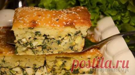 Заливной пирог на кефире с яйцами и зелёным луком.