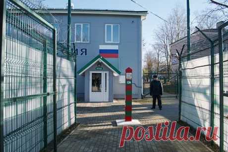 В Минтрансе раскрыли подробности новых поправок о проезде через границу. Резервирование даты и времени проезда грузового автотранспорта, согласно новым поправкам, будет действовать только на некоторых пограничных пунктах России. Отмечается, что главной целью проекта является упорядочивание движения фур, следующих через пункт пропуска, а также снижение скопления транспорта.