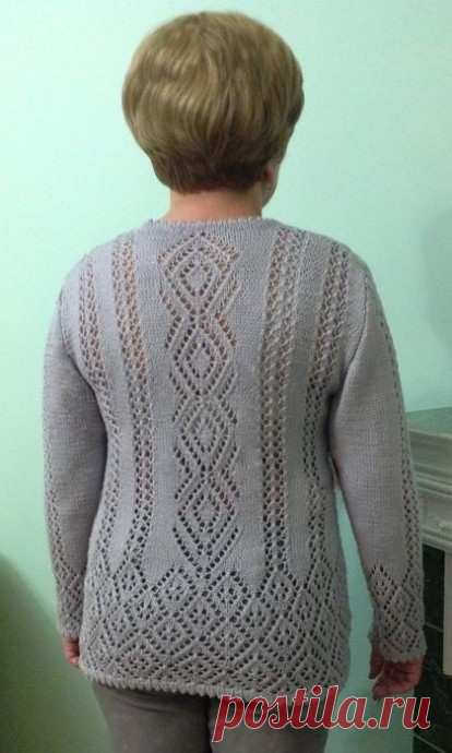 Красивый серый пуловер
