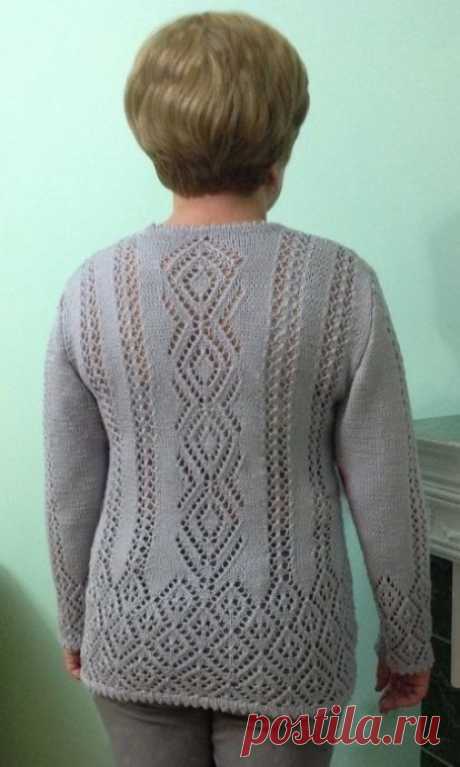 Красивый серый пуловер