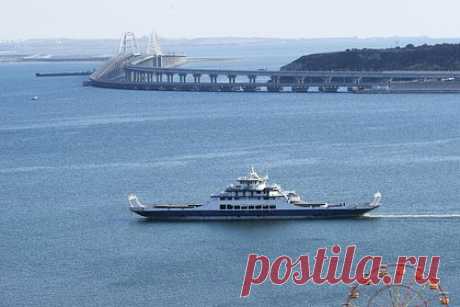 В Крыму обещали возобновить работу паромов после восстановления моста. Замглавы Росморречфлота Константин Анисимов заявил, что Керченская паромная переправа между Крымом и материком продолжит работу и после восстановления Крымского моста. По его словам, и до происшествия на мосту переправа «действовала в определенных объемах, перевозя специальные виды грузов».