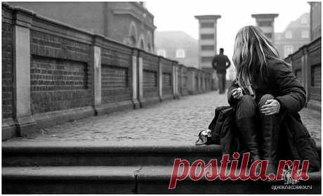 Нежданная свобода (Марина Беляева) / Стихи.ру - национальный сервер современной поэзии Город полон серой пыли,
Шинный след на мостовой.
Наши небыли и были
Разлетелись над Москвой.

Этот город – в шуме улиц,
В озабоченности лиц,
Где с тобой мы разминулись
Между строчек небылиц.

Эсэмэски, разговоры,
Мириады слов и фраз
Между вымыслом и вздором
Столько лет держали нас.