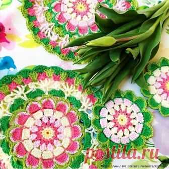 Яркая салфетка из остатков пряжи. Крючком. Схема. / knittingideas.ru