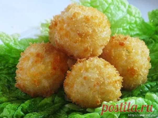 Рисовые шарики с сыром в панировке..