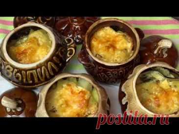 Потрясающее ЖАРКОЕ в ГОРШОЧКЕ! Просто и Очень ВКУСНО! Ингредиенты на 4 горшочка:Картошка- 1 кгМясо ( у меня свинина)- 500 гЛук- 1 штМорковь- 1 штСливочное масло- 4 ч.л.( или 4 ст.л. раститительного)Зелень укропа и петрушки- 1 ст.л.Черный молотый перец- пара щепотокСоль по вкусуСметана- 4 ст.л. (по желанию)Сыр твёрдый- 100 г ( по...