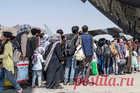 Airbnb бесплатно разместит тысячи афганских беженцев. Платформа онлайн-поиска краткосрочной аренды частного жилья Airbnb заявила о новой программе помощи беженцам из Афганистана. Компания предоставит бесплатное убежище по всему миру тысячам людей. Оплату проживания покроют за счет взносов Airbnb, пожертвований из специального благотворительного фонда.