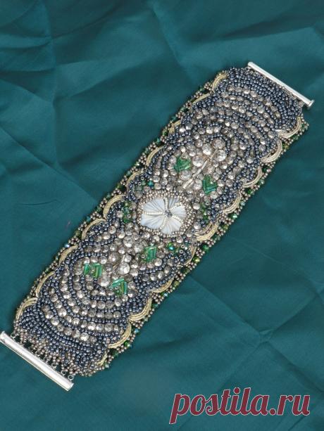 ISABEL FR GARCÍA: pulsera flor en nacar,cristales plata checos,y olivas swarosqui