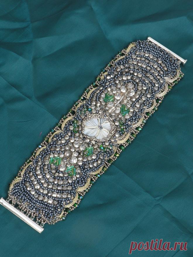 ISABEL FR GARCÍA: pulsera flor en nacar,cristales plata checos,y olivas swarosqui