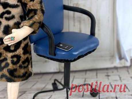 Делаем «кресло директора» для куклы Хочу поделиться с вами мастер-классом по созданию кресла директора. Не ругайте за то, что не указываю точные размеры, просто я их не зафиксировала, делалось срочно, моя цель &#8212; поделиться опытом с теми, кому это интересно. Итак, нам понадобится: 1. Гофрокартон. 2. Проволока (кабель четырех- и трехжильный). 3. Пластика запекаемая (у меня «Сонет»). 4. Флис. 5.