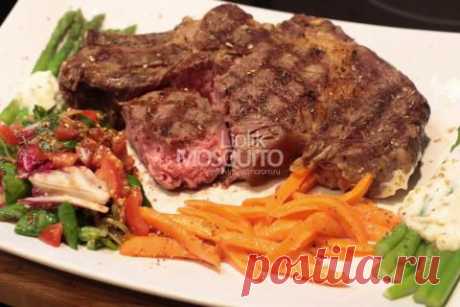 Большой холостяцкий медиум рар-стейк с овощами и соусом | 4vkusa.ru