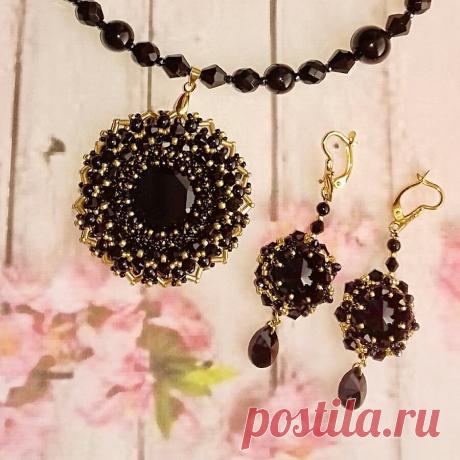 Комплект "Роскошь"(элементы Сваровски,  бисер Тохо, хрустальные бусины,  гипоаллергенная фурнитура)