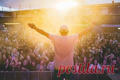 Стало известно расписание фестиваля «VK Музыка Summer Stage» в этом году. Стало известно расписание музыкального фестиваля «VK Музыка Summer Stage», который пройдет на Дубровке в этом году. Сообщается, что арт-дирекция площадки запланировала 60 событий, которые начнутся 26 мая и завершатся в последние солнечные дни осени. На сцене фестиваля появятся артисты Markul, Andro, Сюзанна и другие.