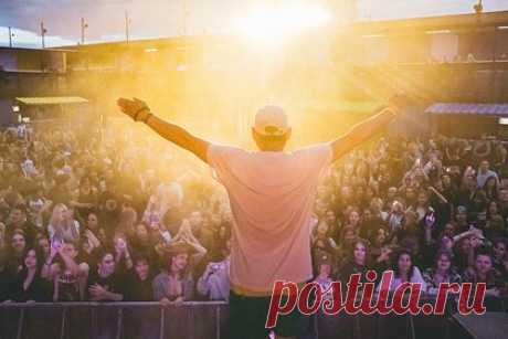 Стало известно расписание фестиваля «VK Музыка Summer Stage» в этом году. Стало известно расписание музыкального фестиваля «VK Музыка Summer Stage», который пройдет на Дубровке в этом году. Сообщается, что арт-дирекция площадки запланировала 60 событий, которые начнутся 26 мая и завершатся в последние солнечные дни осени. На сцене фестиваля появятся артисты Markul, Andro, Сюзанна и другие.
