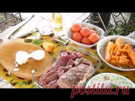 Плов в казане на костре.