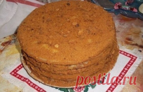 Медовик с заварным кремом - нежный, пропитанный, большой... 
 
Ингредиенты: 
Для теста: 
-2 яйца 
-1 ст. сахара 
-50 г. масла сливочного 
-2 ст.л. меда 
-2 ч.л. соды 
-3 ст. муки 
для крема: 
-2 яйца 
-2 ст. сахара 
-3 ст.л. муки 
-350 г. масла сливочного 
-0,5 л. молока 
 
Приготовление: 
 
Тесто: 
1. В эмалированной миске растираем яйца с сахаром и медом. Добавляем масло и ставим миску на водяную баню, пока масло не растает. Далее добавляем соду и ждем, когда она начнет ...