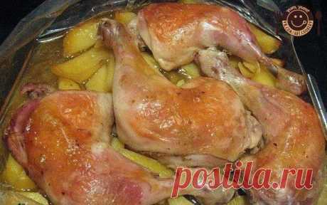 Вкусная курочка на каждый день - 5 СУПЕР-РЕЦЕПТОВ!

1) Куриные голени в сметане с картошкой

Ингредиенты:

● 500 гр картофеля
● 10 куриных голеней
● 200 гр сметаны
● Приправы (я брала паприку, приправу для курицу "Приправы", соль, красный молотый острый перец)
● 50 гр тертого сыра
● растительное масло
● зелень (зеленый лук, петрушка, укроп)

Приготовление:

1) картофель нарезать пластиками (круглешками), посолить и аккуратно выложить на дно противня, смазанного растительны...