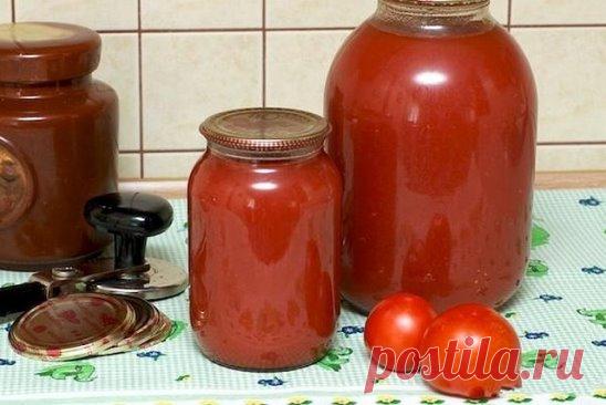 Соленый томатный сок на зиму
===========================
В самом разгаре урожай помидоров, значит, пришло время подумать о заготовке этих овощей на зиму. Обычно помидоры консервируют целиком или включают в состав различных салатов. А из переспелых, слегка деформированных при росте плодов можно сварить изумительный витаминный напиток – сок из спелых томатов.
Для варки полезного витаминного напитка из помидор рекомендуется выбирать сочные, мясистые плоды. Кислота, содержащаяся в вызревших красных