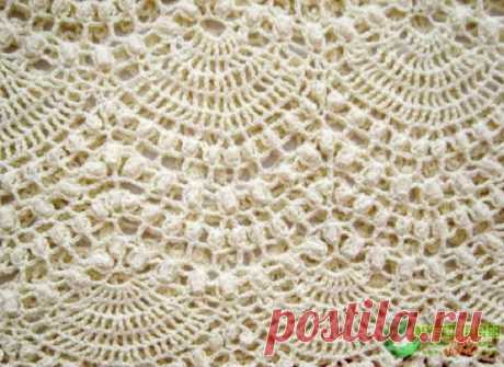 Платье связанное крючком красивым узором.