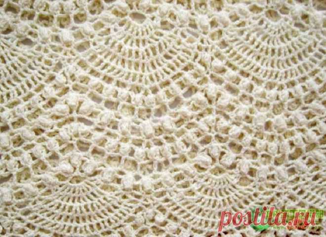 Платье связанное крючком красивым узором.