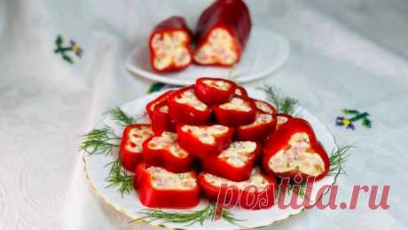 Новая закуска с перцем просто и вкусно! перец болгарский - 3 динных перца;ветчина - 120 гр;Сыр творожный - 200 гр;майонез - 2 столовые ложки;чеснок - 2 зубчика;укроп - 1 пучок.