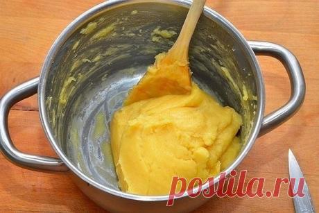 Эклеры.

Время приготовления - 15 минут
Время выпекания - 45 минут

Ингредиенты:

Масло сливочное — 100 г
Яйцо — 4 шт.
Мука — 180 г
Соль — 1/2 ч.л.
Вода — 250 мл
Заварной крем — опционально

Приготовление:

1. Подготовить ингредиенты.
2. Доведите воду до кипения, растопите в воде масло и добавьте соль.
3. Добавьте туда муку. Тщательно перемешайте деревянной лопаткой.
4. Как только тесто начнет отходить от стенок, скатается в комок, поварите его ещё пару минут и снимите с о...