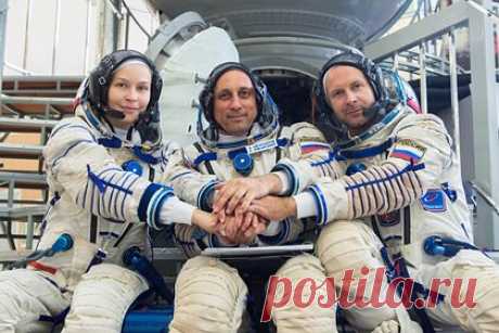 Киноэкипаж на «Союз МС-18» отстыковался от МКС и вылетел к Земле. Киноэкипаж, космонавт Олег Новицкий, актриса Пересильд и режиссер Клим Шипенко, на корабле «Ю. А. Гагарин» («Союз МС-18») отстыковались от Международной космической станции. В 07.35 корабль должен коснуться Земли. На месте посадки его ждут 200 военных, а встречать экипаж будут березовым соком.