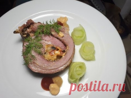 РУЛЕТ ИЗ ГРУДНИНЫ С ОВОЩАМИ И СЫРОМ