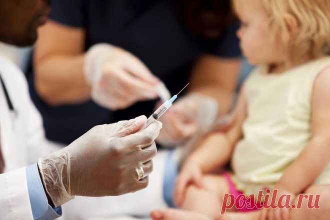 Прививка от гриппа при диабете 1 и 2 типа

Людям, страдающим от сахарного диабета, необходима особая осторожность в период эпидемии ОРВИ и гриппа. При этом вирусном заболевании возрастает нагрузка на все системы организма и выздоровление дается сложнее, чем здоровым людям. Лечение народными средствами или прививка от гриппа при сахарном диабете помогут существенно снизить опасность заболевания.