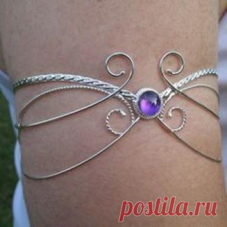 Este torque superior del brazo con una piedra de 10mm se fabrica, por mí, en mi estudio de banco. El torque del brazo está destinado a ser usado en la parte superior de su brazo. Esto viene con una 10mm brillante y natural de la piedra preciosa de su elegir en el menú en la lista desplegable. Si usted necesita un tamaño mayor que lo que se da, por favor contactarme para detalles de precios. Esto es perfecto para una boda, o un traje renacentista, cosplay o desgaste diario para el élfico en ti!