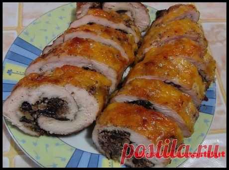 Рулет из свинины с черносливом и орехами на новогодний стол!
Ингредиенты:
Свинина - 700гр
Чернослив б/к - 150гр
Очищенные грецкие орехи - 100гр
Томатная паста - 1ст.л.
Сметана - 1ст.л.
Раст. масло - 1ст.л.
Сушеный чеснок - 1ч.л.
Соль, перец

Приготовление:
Разрежьте кусок мяса так, чтобы получился длинный прямоугольник. Свинину нужно немного отбить, чтобы не только размягчить мясо, но и сделать весь кусок равномерной толщины.
Отбитое мясо посолите, поперчите, натрите чесно...