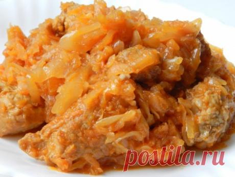 Свинина, тушёная со свежей капустой Свинина, тушёная со свежей капустой, - это аппетитное и сытное блюдо, которое идеально подходит для домашнего обеда или ужина. Мягкое мясо и сочная капуста, приготовленные с добавлением томатной пасты, создают насыщенный вкус. Это блюдо внесёт приятное разнообразие в ваше повседневное меню.