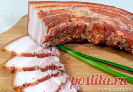 Сало в луковой шелухе самый вкусный рецепт Здравствуйте, дорогие хозяюшки! Добро пожаловать в статью, в которой мы вместе с вами будем готовить вкуснейшее сало в луковой шелухе. Обалденное, вкусное и ароматное, которое можно подавать к борщу или просто кушать с хлебом. Готовится такое сало достаточно быстро, вкус у него необыкновенный, попробуйте сами! Ингредиенты. Сало — 1,5 кг. Соль крупного помола — 170 гр. Вода — 1,5 л. Луковая шелуха — много, трехлитровая банка. Смесь...