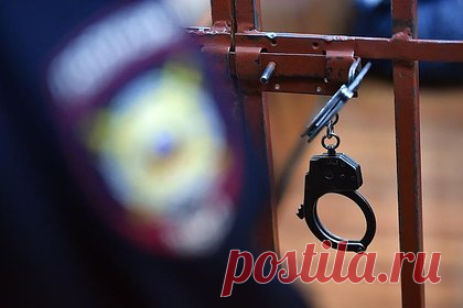 Шантажировавший депутата фильмом-расследованием россиянин получил срок. Центральный районный суд Новосибирска вынес приговор местному жителю Сергею Проничеву за покушение на мошенничество. Он с журналистом Николаем Сальниковым опубликовали в интернете фильм-расследование про местный спортивный клуб, основателем которого являлся депутат горсовета Новосибирска.