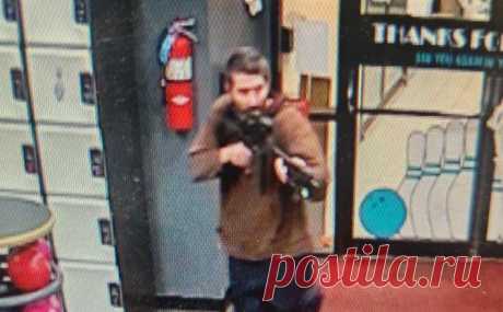 Не менее 16 человек погибло при массовой стрельбе на северо-востоке США. Десятки человек погибли при стрельбе в нескольких местах в городе Льюистон на северо-востоке США. Полиция разыскивает белого мужчину, вооруженного штурмовой винтовкой и передвигающегося на Subaru. Байдена уже проинформировали