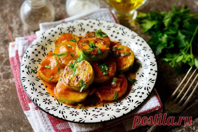 Кабачки, тушеные в томатном соусе