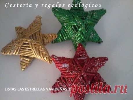 Estrellas navideñas con tubos de papel de periódico