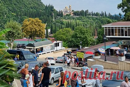 В Абхазии в 20 раз увеличили штраф для гуляющих по улицам оголенных туристов. Народное Собрание Абхазии решило увеличить в 20 раз штраф за нахождение в общественных местах в купальных костюмах или обнаженном виде. Согласно принятому властями постановлению, теперь гуляющие по городу оголенные туристы или местные жители будут платить шесть тысяч рублей за нарушение закона.