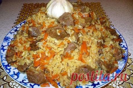 Вкуснейший плов

Приготовление:

Накаляем раст.масло в казане (я использую старинную глубокую сковороду, только в ней плов получается изумительный).

В раскаленное масло опускаем нарезанные полукольцами
2 луковицы, огонь убавляем и обжариваем - тут главное не пережарить, а чтобы лук стал слегка золотистым.

Тут уже забрасываем нарезанную длинными брусочками (не натертую) 2 крупн. моркови, добавляем приправы для плова (продаются на рынке), продолжаем обжаривать минут пять. ...