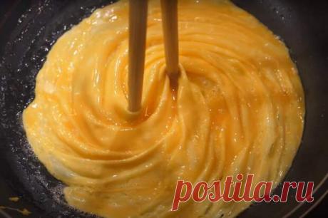 Омлет из яиц и молока на сковороде на завтрак - БУДЕТ ВКУСНО! - медиаплатформа МирТесен Из одних и тех же продуктов можно приготовить унылый завтрак и сотворить завтрак, который будет жалко есть. Но придется, ведь это еще и очень вкусно. Сегодня я хочу рассказать о том, как приготовить омлет из яиц и молока на сковороде. На Ютубе очень много разных видеороликов об уличной еде в разных