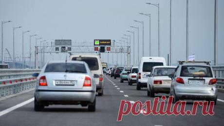 В очереди перед Крымским мостом скопилось свыше двух тысяч машин