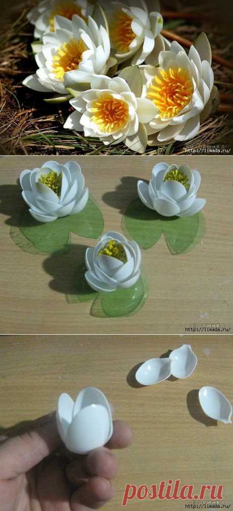 кувшинки из пластиковых ложек.