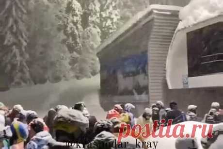 Видео гигантской очереди из туристов на «Красной Поляне» возмутило россиян. Гигантская очередь из туристов на курорте «Красная Поляна» в Сочи попала на видео и удивила россиян. На опубликованных кадрах видно, как на горнолыжном курорте образовалось огромное столпотворение из отдыхающих — десятки лыжников и сноубордистов ждут своей очереди, чтобы сесть на подъемник.