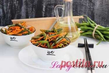 Спаржевая фасоль по-корейски: для ценителей корейской кухни Спаржевая (или стручковая) фасоль по-корейски — очень вкусная закуска, хрустящая и ароматная. Она понравится всем, кто любит корейскую морковь и прочие корейские салаты. Да и готовится она очень просто и не хлопотно. Главное выдержать готовую закуску в холодильнике не менее суток. Если вы собираетесь удивить гостей, то готовить начинайте заранее. Для маринования выбирайте стручки так называемой молочной зрелости —...