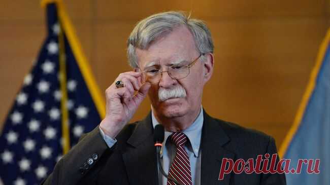 Агенты ФБР США ворвались в дом экс-советника Трампа Болтона, пишут СМИ