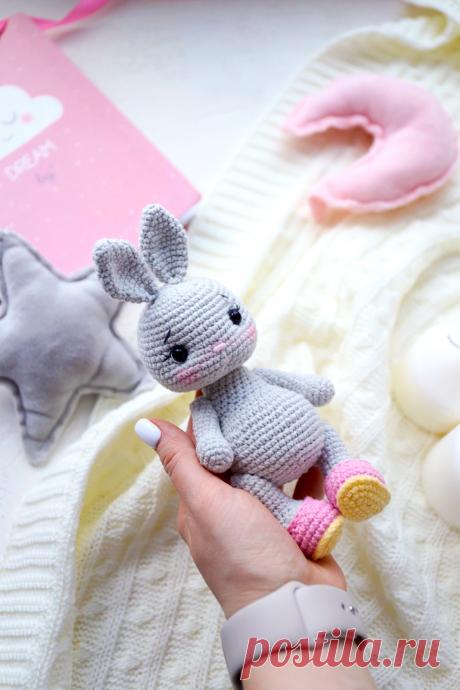 PDF Зайка Энни крючком. FREE crochet pattern; Аmigurumi toy patterns. Амигуруми схемы и описания на русском. Вязаные игрушки и поделки своими руками #amimore - зайка из обычной пряжи, заяц, зайчик в платье, кролик, зайчонок, крольчонок.