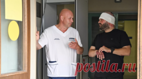 «Сказал бы, что он мужик»: спасшие Поддубного после ранения мужчины выразили желание встретиться с военкором. Двое мужчин, которые оказали корреспонденту Евгению Поддубному первую помощь и вывезли его после атаки ВСУ, в беседе с RT сказали, что хотели бы встретиться с военкором. Сегодня журналиста, который более месяца назад был ранен под Курском, выписали из НИИ им. Склифосовского, но он должен будет регулярно приезжать на перевязки. Поддубный выразил благодарность врачам. Читать далее