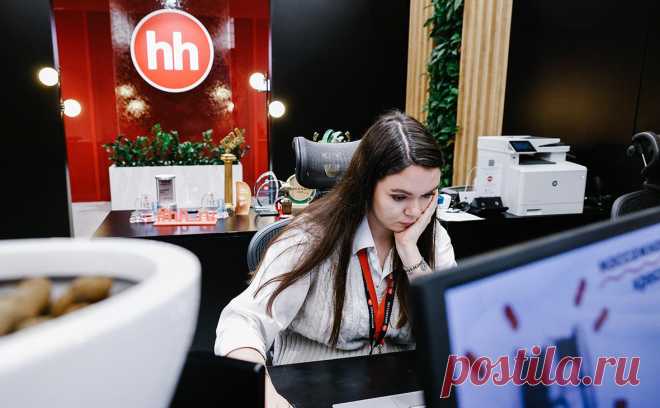 ФАС проверит HeadHunter после признания ее доминирующей компанией. ФАС признала HeadHunter доминирующей компанией на рынке поиска работы с долей 57% и начала проверку. Это необязательно означает нарушения, но служба получила жалобы на «дискриминационный подход» со стороны сервиса