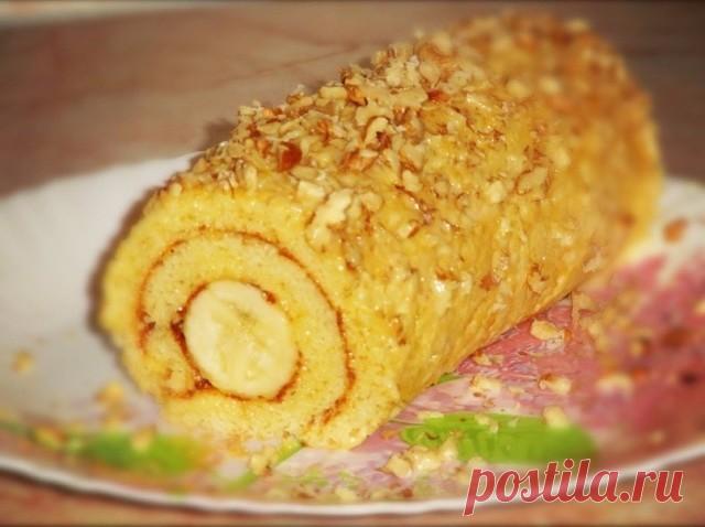 Банановый рулет
Очень вкусный рулет с бананом. Приготовить его не составит много труда и не займёт много времени.

Ингредиенты:
Сгущенное молоко - 1/2 банки
Яйца куриные – 1 шт.
Мука – 3 ст. л. с горкой
Ванилин – 1 ч. л.
Разрыхлитель – 1 ч. л. (или 1 ч. л. гашеной соды)
Для крема:
Сгущенное молоко — 1/2 банки
Масло сливочное размягченное – 100 г (1/2 пачки)
Для начинки и украшения:
Банан большой — 1 шт.
Измельченный грецкий орех для посыпки готового рулета — 2 горсти
Приго...